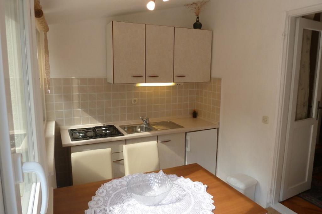 Apartments Indira Loviste Room photo
